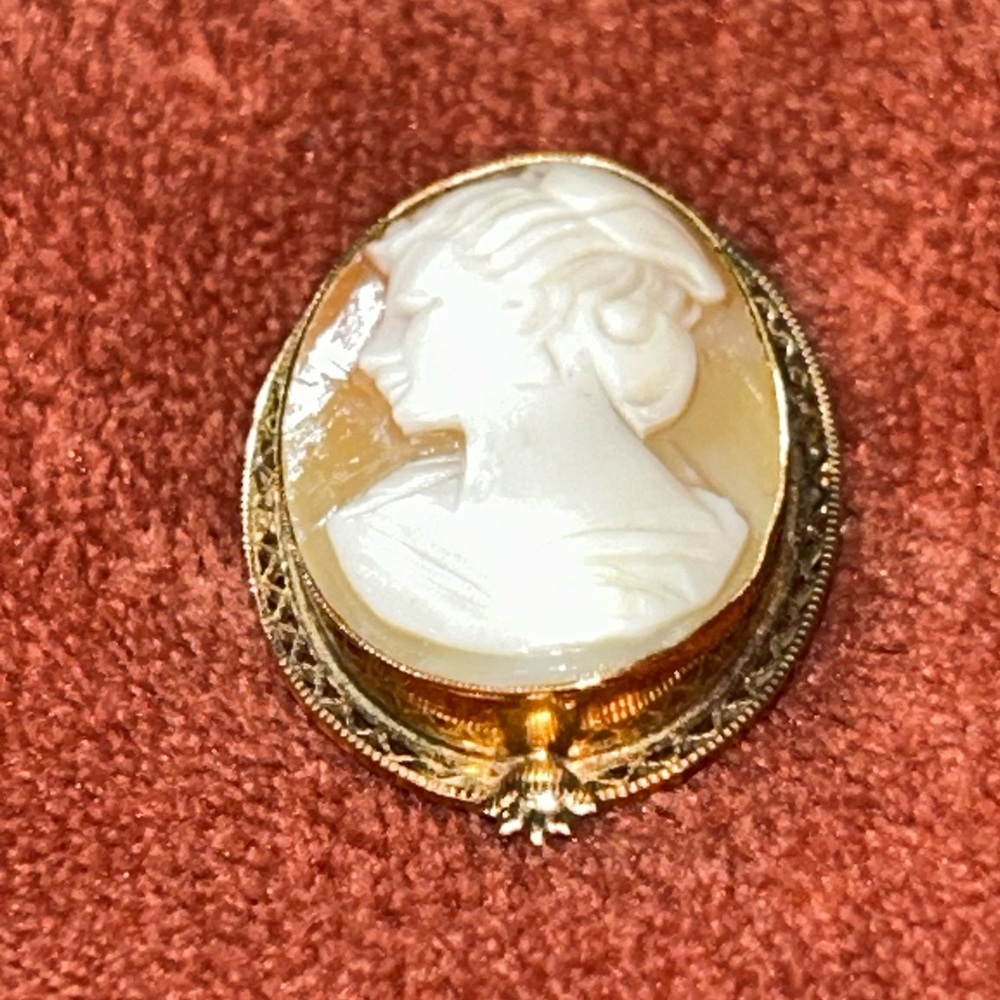 Lovely Antique 12 KT Gold Filled Cameo Brooch